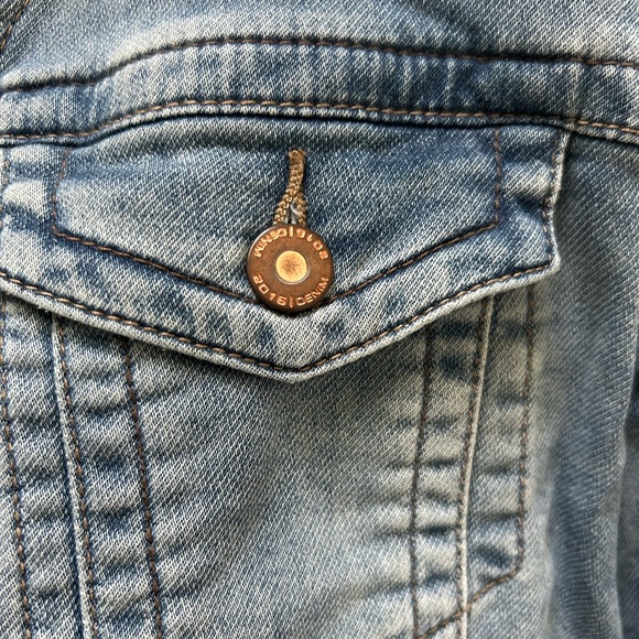 Stylish Denim Jacket - Picture 3 of 7